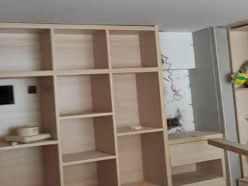 全屋柜體瓷磚安裝：瓷磚櫥柜的底座：一般為10-15厘米左右，可以用實體磚在地面上擺，然后把瓷磚放在實體磚上，注意在瓷磚邊緣貼上鑲邊兒，然后砌水泥，水泥砌到鑲邊兒的上沿就可以了，再鋪上一層瓷磚，注意瓷磚的表面朝上，這就是櫥柜的柜底。 櫥柜地柜高度：櫥柜地柜的高度（含臺面）在80cm左右比較合適。 常見的調(diào)整腳高度為10cm，臺面高度為4cm。 柜體高度一般為65cm，略高一些為71.5cm。 櫥柜高度=調(diào)整腳+柜體+臺面。 