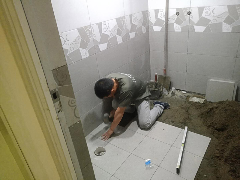 衛(wèi)生間拆除翻新：對洗浴用具首先進(jìn)行拆卸，再拆除天花。根據(jù)施工隊(duì)的施工習(xí)慣，洗浴用具可以在所有墻面敲磚前統(tǒng)一拆除，也可以與敲磚穿插進(jìn)行。在拆除洗浴用具時(shí)，需要事先與屋主溝通。如果洗浴用具需要保留使用，則拆卸時(shí)注意不能損壞洗浴用具。并不是所有洗浴用具都需要馬上拆卸，馬桶的拆卸是留到進(jìn)行的，施工期間，可以用木板等材料保護(hù)馬桶，以防掉落物砸壞。