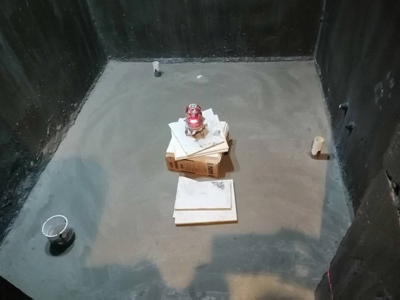 衛(wèi)生間拆除翻新：對洗浴用具首先進(jìn)行拆卸，再拆除天花。根據(jù)施工隊(duì)的施工習(xí)慣，洗浴用具可以在所有墻面敲磚前統(tǒng)一拆除，也可以與敲磚穿插進(jìn)行。在拆除洗浴用具時(shí)，需要事先與屋主溝通。如果洗浴用具需要保留使用，則拆卸時(shí)注意不能損壞洗浴用具。并不是所有洗浴用具都需要馬上拆卸，馬桶的拆卸是留到進(jìn)行的，施工期間，可以用木板等材料保護(hù)馬桶，以防掉落物砸壞。