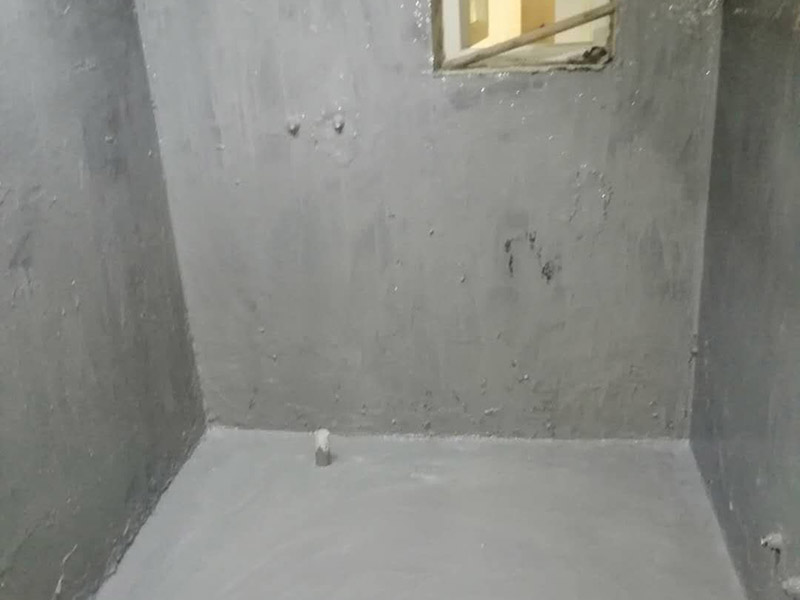 衛(wèi)生間拆除翻新：對洗浴用具首先進(jìn)行拆卸，再拆除天花。根據(jù)施工隊(duì)的施工習(xí)慣，洗浴用具可以在所有墻面敲磚前統(tǒng)一拆除，也可以與敲磚穿插進(jìn)行。在拆除洗浴用具時(shí)，需要事先與屋主溝通。如果洗浴用具需要保留使用，則拆卸時(shí)注意不能損壞洗浴用具。并不是所有洗浴用具都需要馬上拆卸，馬桶的拆卸是留到進(jìn)行的，施工期間，可以用木板等材料保護(hù)馬桶，以防掉落物砸壞。