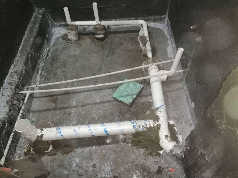 衛(wèi)生間拆除翻新：對洗浴用具首先進(jìn)行拆卸，再拆除天花。根據(jù)施工隊(duì)的施工習(xí)慣，洗浴用具可以在所有墻面敲磚前統(tǒng)一拆除，也可以與敲磚穿插進(jìn)行。在拆除洗浴用具時(shí)，需要事先與屋主溝通。如果洗浴用具需要保留使用，則拆卸時(shí)注意不能損壞洗浴用具。并不是所有洗浴用具都需要馬上拆卸，馬桶的拆卸是留到進(jìn)行的，施工期間，可以用木板等材料保護(hù)馬桶，以防掉落物砸壞。