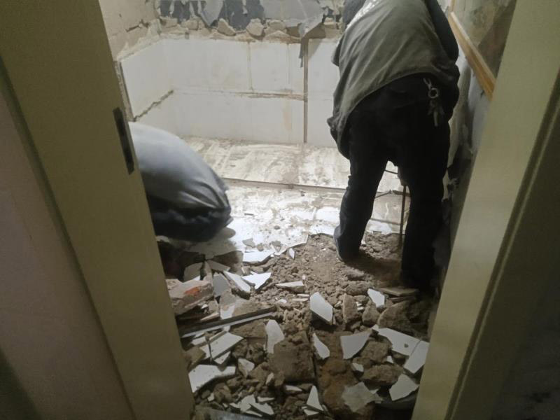 衛(wèi)生間拆除翻新：對洗浴用具首先進(jìn)行拆卸，再拆除天花。根據(jù)施工隊(duì)的施工習(xí)慣，洗浴用具可以在所有墻面敲磚前統(tǒng)一拆除，也可以與敲磚穿插進(jìn)行。在拆除洗浴用具時(shí)，需要事先與屋主溝通。如果洗浴用具需要保留使用，則拆卸時(shí)注意不能損壞洗浴用具。并不是所有洗浴用具都需要馬上拆卸，馬桶的拆卸是留到進(jìn)行的，施工期間，可以用木板等材料保護(hù)馬桶，以防掉落物砸壞。