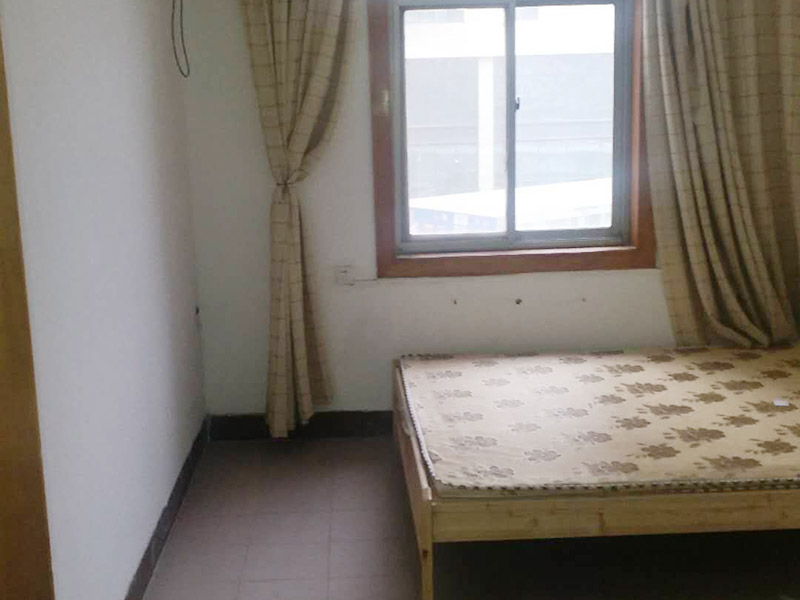 臥室翻新裝修：1、清理墻面，若水泥墻表面白色粉末多且不斷析出,將其清理后,可先上一道墻面底漆,預(yù)防日后鹽分侵蝕,形成壁癌;請勿在三個(gè)月內(nèi)使用油性涂料或不透水的壁紙涂刷或裝修。2、去除剝落漆膜 以刀或鐵刷去除剝落墻面的漆膜,再用砂紙磨平表面即可。3、拆除粘貼的壁紙 進(jìn)行墻面刷漆翻新,那就需要把粘貼的壁紙給拆下來,不然壁紙遮蓋住的地方會看不到。4、修整表面 以批土刀將批土填平凹洞裂縫,等到完全干燥后,再用砂紙磨平。5、處理墻面病變 病變可能有污漬、起泡、開裂、片落或粉化等很多種,這些都要針對進(jìn)行處理。6、上底漆上面漆 也就是一般用漆,用木棍將涂料攪拌均勻后再使用。7、刷漆 涂刷的程序上從天花板開始再往下刷,才不至于造成由天花滴落的油漆弄花了自己已完成的墻面。