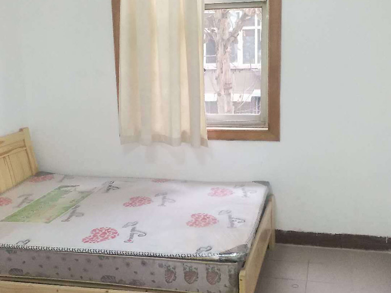 臥室翻新裝修：1、清理墻面，若水泥墻表面白色粉末多且不斷析出,將其清理后,可先上一道墻面底漆,預(yù)防日后鹽分侵蝕,形成壁癌;請勿在三個(gè)月內(nèi)使用油性涂料或不透水的壁紙涂刷或裝修。2、去除剝落漆膜 以刀或鐵刷去除剝落墻面的漆膜,再用砂紙磨平表面即可。3、拆除粘貼的壁紙 進(jìn)行墻面刷漆翻新,那就需要把粘貼的壁紙給拆下來,不然壁紙遮蓋住的地方會看不到。4、修整表面 以批土刀將批土填平凹洞裂縫,等到完全干燥后,再用砂紙磨平。5、處理墻面病變 病變可能有污漬、起泡、開裂、片落或粉化等很多種,這些都要針對進(jìn)行處理。6、上底漆上面漆 也就是一般用漆,用木棍將涂料攪拌均勻后再使用。7、刷漆 涂刷的程序上從天花板開始再往下刷,才不至于造成由天花滴落的油漆弄花了自己已完成的墻面。