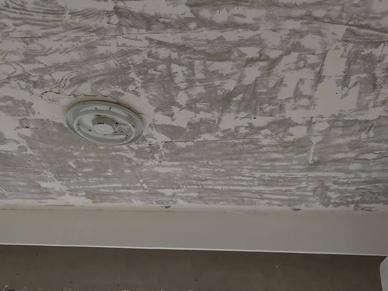 客廳天花板改造：首先注意天花板是否有滲水、漏水、發(fā)霉現(xiàn)象。如果沒有,第一步就是拆除已經(jīng)老化或者不要的燈具;第二步電路全部重新布局。如果天花板有霉斑,說明之前防水做的不好,冷墻體遇室內(nèi)熱氣產(chǎn)生冷凝水,就會發(fā)霉;建議重新做防水、保溫處理。