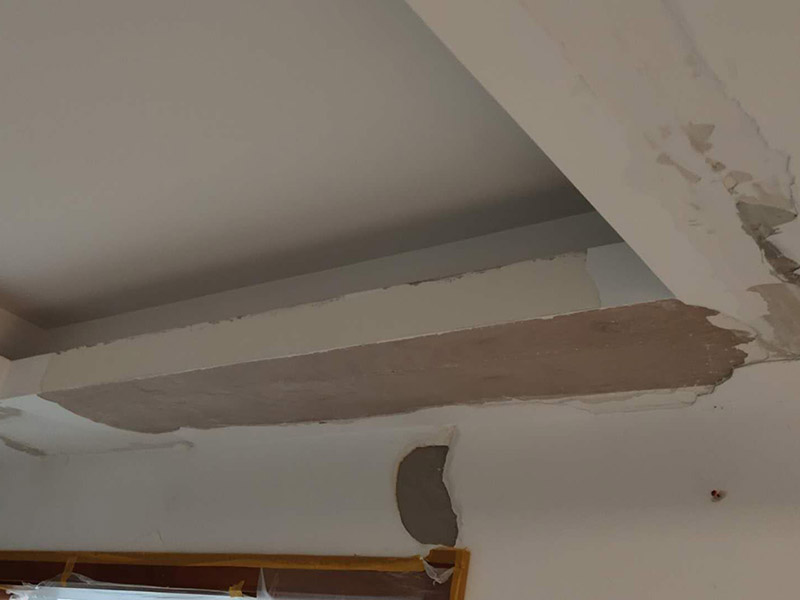 客廳天花板改造：首先注意天花板是否有滲水、漏水、發(fā)霉現(xiàn)象。如果沒有,第一步就是拆除已經(jīng)老化或者不要的燈具;第二步電路全部重新布局。如果天花板有霉斑,說明之前防水做的不好,冷墻體遇室內(nèi)熱氣產(chǎn)生冷凝水,就會發(fā)霉;建議重新做防水、保溫處理。