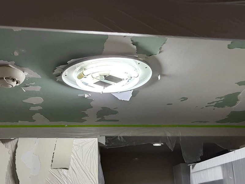 客廳天花板改造：首先注意天花板是否有滲水、漏水、發(fā)霉現(xiàn)象。如果沒有,第一步就是拆除已經(jīng)老化或者不要的燈具;第二步電路全部重新布局。如果天花板有霉斑,說明之前防水做的不好,冷墻體遇室內(nèi)熱氣產(chǎn)生冷凝水,就會發(fā)霉;建議重新做防水、保溫處理。