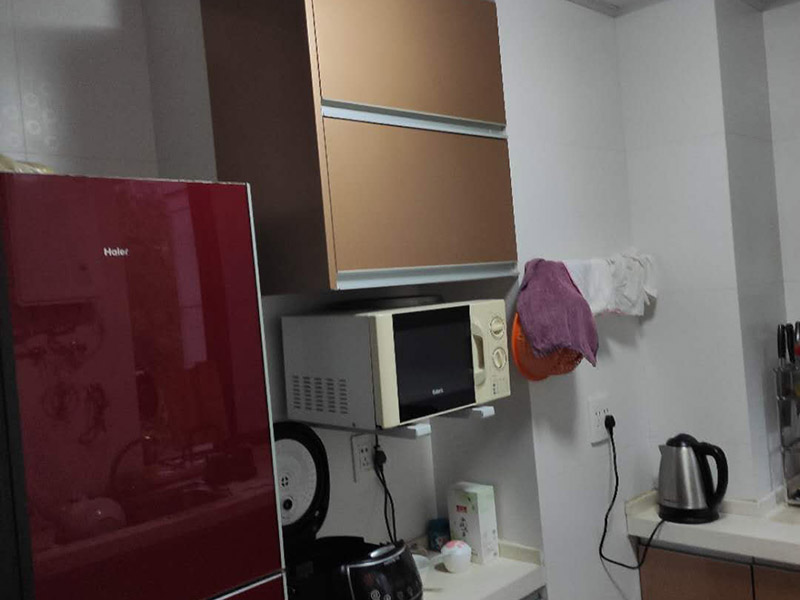 廚房線路改造：廚房開關(guān)和插座如果靠近灶具，溫度較高容易加速電路老化；也要遠離水槽，避免受潮而發(fā)生漏電事故。凈水器、廚房垃圾處理器等通常安裝在水槽柜下方，它的電源開關(guān)和插座最好放在水槽柜的旁邊，使用防水開關(guān)和插座，避免因為潮濕而漏電。廚房要使用帶有保護門的插座，帶有保護門的雙孔插頭必須同時插入雙孔才能通電，三孔插座必須插頭接觸地極后，另外兩腳才能插入通電。這樣的設(shè)計避免兒童由于好奇，用手指或小金屬片、鐵針等導電體伸進插孔而觸電。一些家庭在安裝插座時，覺得太高有礙美觀，會裝在較低的隱蔽位置，但這樣容易讓水濺到插座里，因此廚房插座最好高于臺面30厘米。