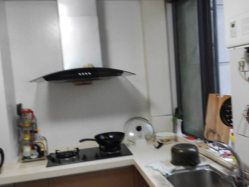 廚房線路改造：廚房開關(guān)和插座如果靠近灶具，溫度較高容易加速電路老化；也要遠離水槽，避免受潮而發(fā)生漏電事故。凈水器、廚房垃圾處理器等通常安裝在水槽柜下方，它的電源開關(guān)和插座最好放在水槽柜的旁邊，使用防水開關(guān)和插座，避免因為潮濕而漏電。廚房要使用帶有保護門的插座，帶有保護門的雙孔插頭必須同時插入雙孔才能通電，三孔插座必須插頭接觸地極后，另外兩腳才能插入通電。這樣的設(shè)計避免兒童由于好奇，用手指或小金屬片、鐵針等導電體伸進插孔而觸電。一些家庭在安裝插座時，覺得太高有礙美觀，會裝在較低的隱蔽位置，但這樣容易讓水濺到插座里，因此廚房插座最好高于臺面30厘米。