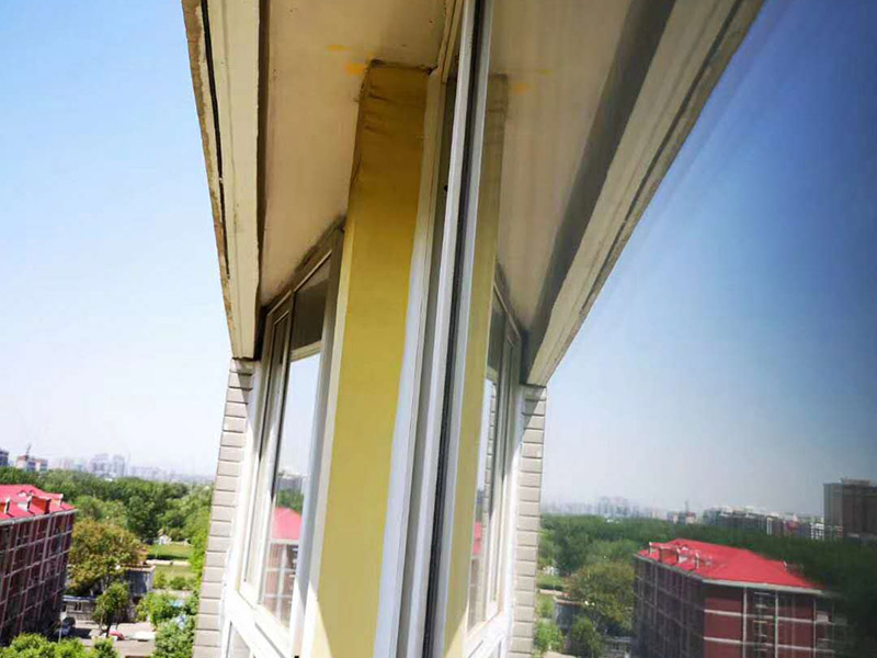 窗戶漏水打膠維修：局部鑿開、清除窗框與結(jié)構(gòu)墻體之間的填充材料，用聚合物水泥防水砂漿進行分層填實，并涂刷防水涂料密封防水，淋水試驗無滲漏后，在回復(fù)飾面層即可。 1.開槽鑿除：鑿除的深度應(yīng)超過窗框的1/2寬度，鑿除作業(yè)時注意不能用力過大，防止周邊砌體松動。 2.分層嵌填聚合物水泥防水砂漿：聚合物防水砂漿每一遍厚度不超過15mm，第二遍要等第一遍干固后再施工。養(yǎng)護三天后再涂刷聚合物水泥防水涂料2遍以上。