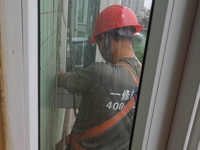 飄窗外墻防水施工：如果是窗戶安裝問題，則，把外面的密封膠清除后看窗與墻之間的縫有沒有用泡沫填充劑充填實(shí)，如果充填實(shí)了，則是外面的密封膠沒有處理好，應(yīng)先將打膠處的雜物包括原膠皮及灰塵清除，然后打膠。若不是窗框處滲水，而是飄窗體滲水，則看看外粉有沒有空鼓，若有空鼓應(yīng)鏟除后重新粉刷，若無空鼓，可在內(nèi)外立面做滲入型防水劑處理。若是瓷磚外立面，可先用防水膩?zhàn)庸创纱u縫，然后再做滲入型防水劑處理。