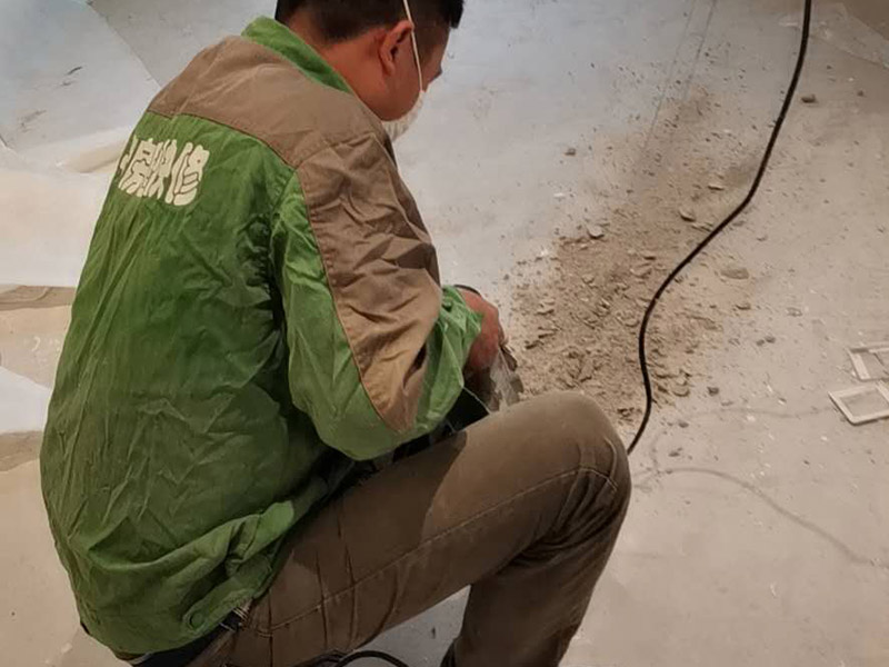 地面線路開槽維修：1、開槽過程中，不允許出現(xiàn)在承重墻面橫向開槽大于100cm的現(xiàn)象，因為橫向開槽將破壞整樓的承重，使得抗震能力降低而且墻面容易開裂。如果是保溫墻的話，開很長的橫槽有可能會導(dǎo)致開槽上部的保溫層整體脫落。墻面開槽一般都應(yīng)該是豎向垂直開槽。 　　2、預(yù)埋直徑1.6cm的線管墻體開槽的深度不得小于3cm，這樣封槽后刮膩子就不出現(xiàn)墻面不平整的現(xiàn)象了，也避免時間長了因封槽太淺導(dǎo)致墻漆開裂。 　　3、開槽過程中如遇線管90&deg;彎時，應(yīng)擴大開槽的位置，使線管能呈現(xiàn)出兩個45&deg;彎，以便于施工過程中穿線和日后檢修。 　　4、線槽和線槽的距離不能小于100mm，同一條線槽內(nèi)布線管數(shù)不建議超過6根。