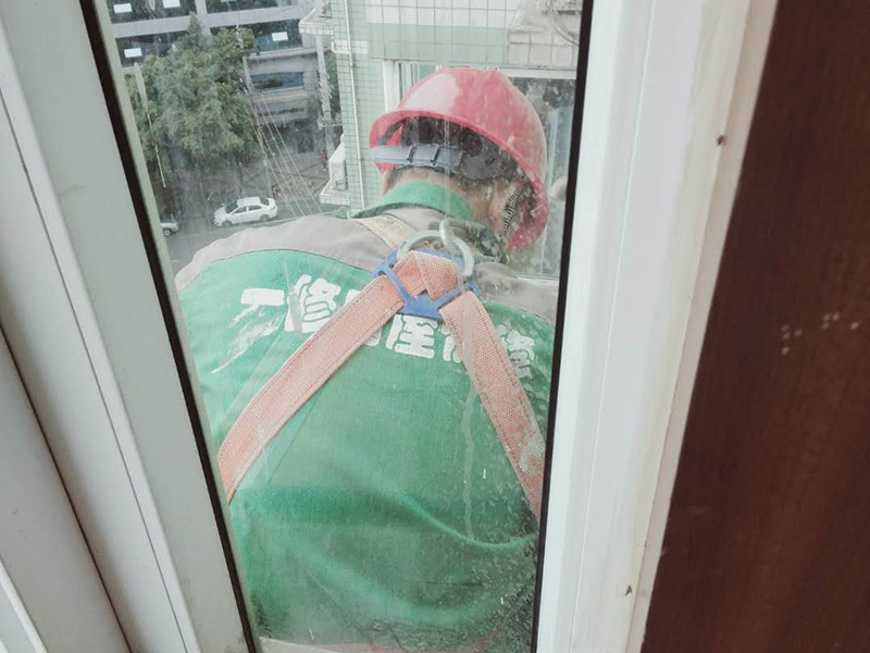 窗外雨棚防水維修:1.清潔雨棚的表面; 2.在需防水處理的區(qū)域涂上基層防水涂料,當(dāng)其仍為濕潤時,把適合尺寸的縫織聚酯布鋪于其上,確?？p織聚酯布不起泡,不起皺,再用基層防水涂料浸透縫織聚酯布,至全干; 3.最后涂兩層表層防水涂料; 4.養(yǎng)護。