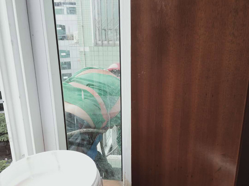 窗外雨棚防水維修:1.清潔雨棚的表面; 2.在需防水處理的區(qū)域涂上基層防水涂料,當(dāng)其仍為濕潤時,把適合尺寸的縫織聚酯布鋪于其上,確?？p織聚酯布不起泡,不起皺,再用基層防水涂料浸透縫織聚酯布,至全干; 3.最后涂兩層表層防水涂料; 4.養(yǎng)護。