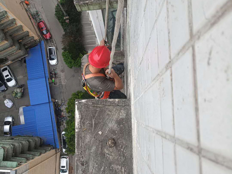 外墻高空作業(yè)施工：首先在對(duì)防水墻處理的時(shí)候一定要對(duì)墻體進(jìn)行檢查，看一看墻體有什么裂縫，或者不均勻的地方，這些地方需要處理過后才能對(duì)墻體進(jìn)行防水處理。嚴(yán)禁在墻面上留下空，裂縫，凹凸不平等問題，而且在外部進(jìn)入室內(nèi)的管子穿過墻體的也要做好密封性。這樣的墻才能做防水處理，不然的話效果會(huì)大打折扣。