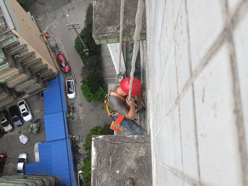 外墻高空作業(yè)施工：首先在對(duì)防水墻處理的時(shí)候一定要對(duì)墻體進(jìn)行檢查，看一看墻體有什么裂縫，或者不均勻的地方，這些地方需要處理過后才能對(duì)墻體進(jìn)行防水處理。嚴(yán)禁在墻面上留下空，裂縫，凹凸不平等問題，而且在外部進(jìn)入室內(nèi)的管子穿過墻體的也要做好密封性。這樣的墻才能做防水處理，不然的話效果會(huì)大打折扣。