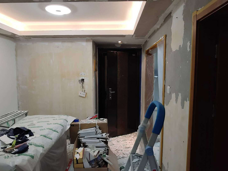 全屋墻面鏟除翻新：舊墻面在翻新前一定要做墻面基底處理，粉化嚴重的要全部鏟除，鏟除后抹上一層白水泥，原來墻面過于光滑、刷過油漆的鏟除后還要做打磨處理，把粘結(jié)不牢的表皮去掉，便于新涂料和墻體粘結(jié)。墻面底漆的作用是抗堿防潮、封固基材、保護面漆，提高面漆的質(zhì)感和遮蓋力，對于老房翻新，墻面一定要做底漆，如果沒有刷底漆就直接上面漆的話，時間一長墻面容易起泡、發(fā)霉，太陽照曬時間長了也容易變色。已經(jīng)上好面漆的墻面要修補會比較麻煩，容易產(chǎn)生色差，材料的使用時間不同，質(zhì)量也難以保證，很難達到理想效果。 所以墻面的修補最好是整塊墻面，或是盡可能地選擇較大面積進行修補，這樣可以盡量避免產(chǎn)生色差，修補后的質(zhì)量也更好。