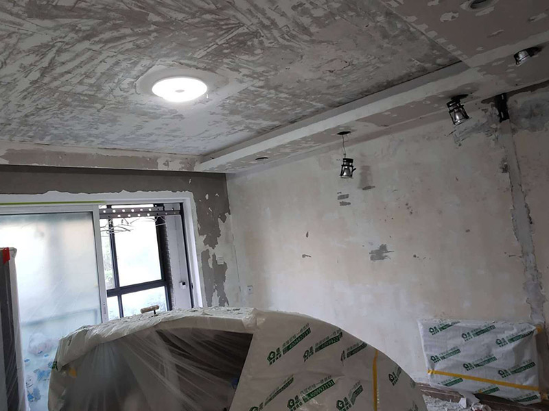 全屋墻面鏟除翻新：舊墻面在翻新前一定要做墻面基底處理，粉化嚴重的要全部鏟除，鏟除后抹上一層白水泥，原來墻面過于光滑、刷過油漆的鏟除后還要做打磨處理，把粘結(jié)不牢的表皮去掉，便于新涂料和墻體粘結(jié)。墻面底漆的作用是抗堿防潮、封固基材、保護面漆，提高面漆的質(zhì)感和遮蓋力，對于老房翻新，墻面一定要做底漆，如果沒有刷底漆就直接上面漆的話，時間一長墻面容易起泡、發(fā)霉，太陽照曬時間長了也容易變色。已經(jīng)上好面漆的墻面要修補會比較麻煩，容易產(chǎn)生色差，材料的使用時間不同，質(zhì)量也難以保證，很難達到理想效果。 所以墻面的修補最好是整塊墻面，或是盡可能地選擇較大面積進行修補，這樣可以盡量避免產(chǎn)生色差，修補后的質(zhì)量也更好。