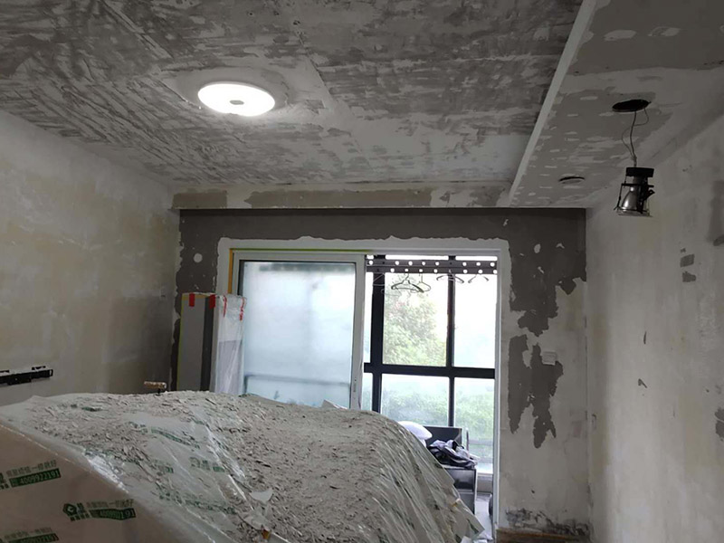 全屋墻面鏟除翻新：舊墻面在翻新前一定要做墻面基底處理，粉化嚴重的要全部鏟除，鏟除后抹上一層白水泥，原來墻面過于光滑、刷過油漆的鏟除后還要做打磨處理，把粘結(jié)不牢的表皮去掉，便于新涂料和墻體粘結(jié)。墻面底漆的作用是抗堿防潮、封固基材、保護面漆，提高面漆的質(zhì)感和遮蓋力，對于老房翻新，墻面一定要做底漆，如果沒有刷底漆就直接上面漆的話，時間一長墻面容易起泡、發(fā)霉，太陽照曬時間長了也容易變色。已經(jīng)上好面漆的墻面要修補會比較麻煩，容易產(chǎn)生色差，材料的使用時間不同，質(zhì)量也難以保證，很難達到理想效果。 所以墻面的修補最好是整塊墻面，或是盡可能地選擇較大面積進行修補，這樣可以盡量避免產(chǎn)生色差，修補后的質(zhì)量也更好。