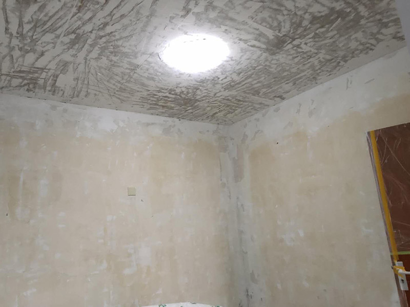 全屋墻面鏟除翻新：舊墻面在翻新前一定要做墻面基底處理，粉化嚴重的要全部鏟除，鏟除后抹上一層白水泥，原來墻面過于光滑、刷過油漆的鏟除后還要做打磨處理，把粘結(jié)不牢的表皮去掉，便于新涂料和墻體粘結(jié)。墻面底漆的作用是抗堿防潮、封固基材、保護面漆，提高面漆的質(zhì)感和遮蓋力，對于老房翻新，墻面一定要做底漆，如果沒有刷底漆就直接上面漆的話，時間一長墻面容易起泡、發(fā)霉，太陽照曬時間長了也容易變色。已經(jīng)上好面漆的墻面要修補會比較麻煩，容易產(chǎn)生色差，材料的使用時間不同，質(zhì)量也難以保證，很難達到理想效果。 所以墻面的修補最好是整塊墻面，或是盡可能地選擇較大面積進行修補，這樣可以盡量避免產(chǎn)生色差，修補后的質(zhì)量也更好。