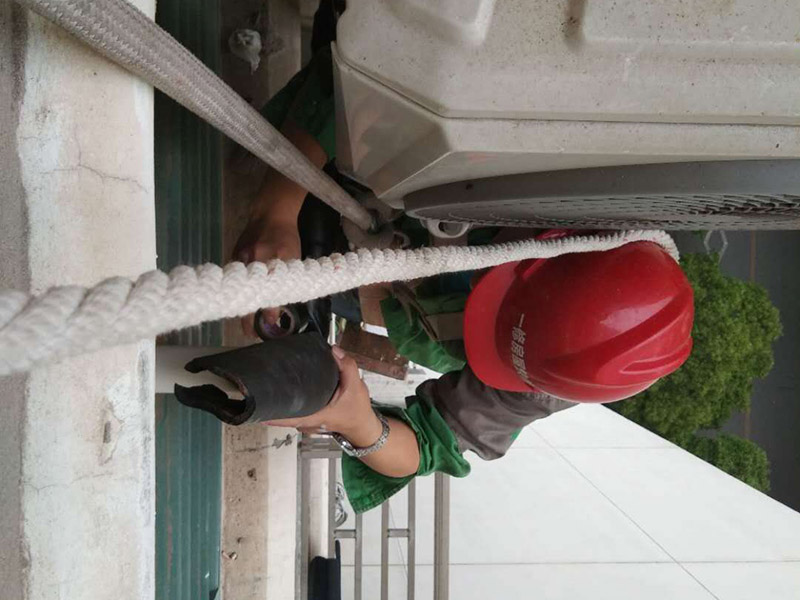 外墻下水管維修：1、做外墻防水首先要bai將外墻清理干凈,做到表面無油污,孔及洞du縫中不留塵土和水泥等zhi松散顆粒及一切雜物。 2、外墻防水用防水粉加JS復(fù)合防水涂料按3.5:1的比例拌制成修補膏,將面磚之間灰縫上裂縫,孔洞嵌填密實。 3、待其干燥后,用有機硅憎水劑將外墻全面噴涂一遍。有機硅憎水劑屬環(huán)保產(chǎn)品,不變原基底顏色,不易粘惹灰塵,不影響飾面磚裝飾效果。