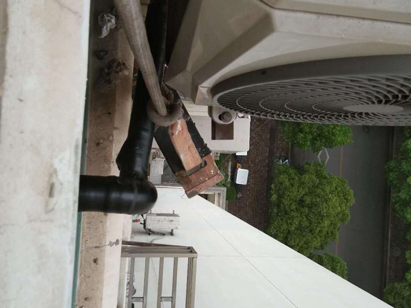 外墻下水管維修：1、做外墻防水首先要bai將外墻清理干凈,做到表面無油污,孔及洞du縫中不留塵土和水泥等zhi松散顆粒及一切雜物。 2、外墻防水用防水粉加JS復(fù)合防水涂料按3.5:1的比例拌制成修補膏,將面磚之間灰縫上裂縫,孔洞嵌填密實。 3、待其干燥后,用有機硅憎水劑將外墻全面噴涂一遍。有機硅憎水劑屬環(huán)保產(chǎn)品,不變原基底顏色,不易粘惹灰塵,不影響飾面磚裝飾效果。