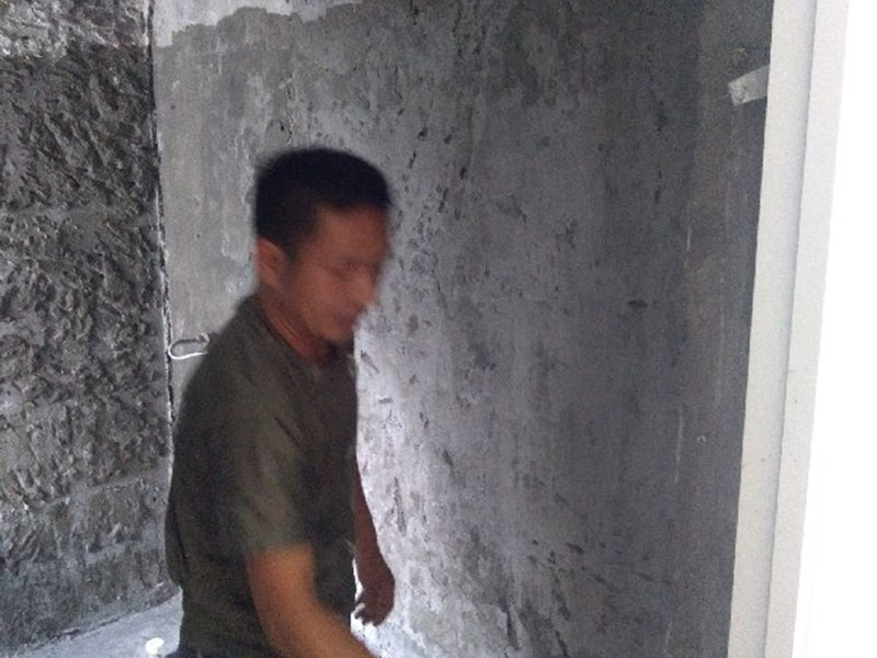 衛(wèi)生間裝修改造：由于衛(wèi)生間的用水量大，因此施工的第一步，我們需要對水電進行布局和改造。衛(wèi)生間的水電改造包括浴霸采暖、水管的入墻處理等。我們在進行水電改造前，要先明確衛(wèi)生間里需要安裝的衛(wèi)浴設備及其安裝的位置，然后預留好相關的插座，以防后期需要添加電器，方便使用。水電改造必須按照嚴格的施工標準來操作，以免影響到衛(wèi)生間的正常使用。其次，我們要做好衛(wèi)生間的防水工程，一般來說，它的地面防水是需要做兩遍，其防水層要高出地面大概250mm左右。然后我們在做好保護層，處理好地面防水之后，衛(wèi)生間的墻面也需要做好相應的防水工程。需要注意的是衛(wèi)生間的墻面防水層最好做到頂，防水工程做好之后，一定不要忘了做24小時閉水試驗。