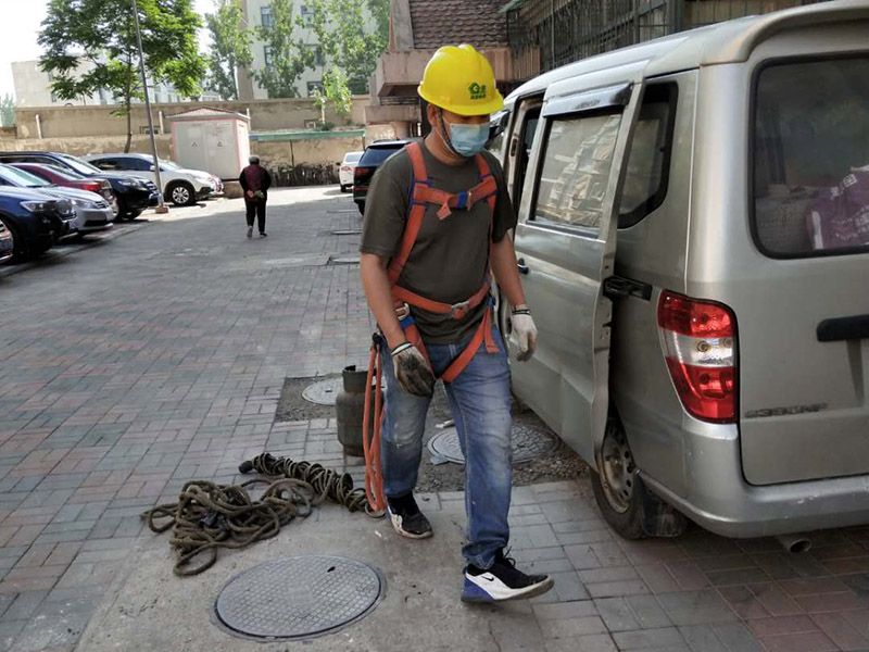 屋面鋪防水卷材：施工程序：bai驗收找平層&rarr;清理基層du&rarr;配制水泥粘合劑&rarr;做附加層&rarr;基zhi層施工&rarr;保護dao層&rarr;養(yǎng)護。 粘結(jié)前，先將屋面防水卷材預鋪開，找正，然后將屋面防水卷材兩端對折卷起，把配制好的水泥粘合劑倒入基層上，并用刮板均勻的刮開，再將屋面防水卷材向前推鋪，并及時用刮板排除遺留在屋面防水卷材內(nèi)部的空氣，刮出多余粘結(jié)劑。屋面防水卷材與找平層的粘結(jié)率&ge;85％。