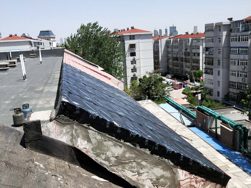 屋面鋪防水卷材：施工程序：bai驗收找平層&rarr;清理基層du&rarr;配制水泥粘合劑&rarr;做附加層&rarr;基zhi層施工&rarr;保護dao層&rarr;養(yǎng)護。 粘結(jié)前，先將屋面防水卷材預鋪開，找正，然后將屋面防水卷材兩端對折卷起，把配制好的水泥粘合劑倒入基層上，并用刮板均勻的刮開，再將屋面防水卷材向前推鋪，并及時用刮板排除遺留在屋面防水卷材內(nèi)部的空氣，刮出多余粘結(jié)劑。屋面防水卷材與找平層的粘結(jié)率&ge;85％。