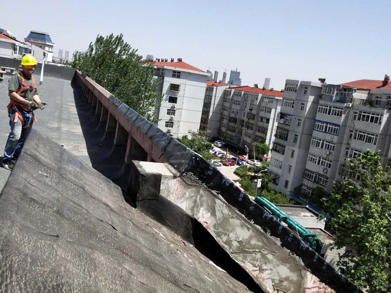 屋面鋪防水卷材：施工程序：bai驗收找平層&rarr;清理基層du&rarr;配制水泥粘合劑&rarr;做附加層&rarr;基zhi層施工&rarr;保護dao層&rarr;養(yǎng)護。 粘結(jié)前，先將屋面防水卷材預鋪開，找正，然后將屋面防水卷材兩端對折卷起，把配制好的水泥粘合劑倒入基層上，并用刮板均勻的刮開，再將屋面防水卷材向前推鋪，并及時用刮板排除遺留在屋面防水卷材內(nèi)部的空氣，刮出多余粘結(jié)劑。屋面防水卷材與找平層的粘結(jié)率&ge;85％。