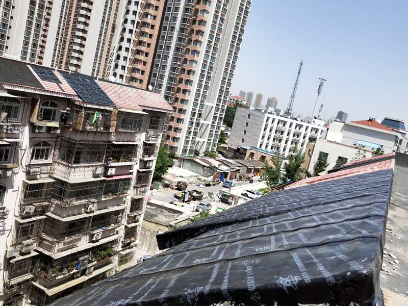 屋面鋪防水卷材：施工程序：bai驗收找平層&rarr;清理基層du&rarr;配制水泥粘合劑&rarr;做附加層&rarr;基zhi層施工&rarr;保護dao層&rarr;養(yǎng)護。 粘結(jié)前，先將屋面防水卷材預鋪開，找正，然后將屋面防水卷材兩端對折卷起，把配制好的水泥粘合劑倒入基層上，并用刮板均勻的刮開，再將屋面防水卷材向前推鋪，并及時用刮板排除遺留在屋面防水卷材內(nèi)部的空氣，刮出多余粘結(jié)劑。屋面防水卷材與找平層的粘結(jié)率&ge;85％。