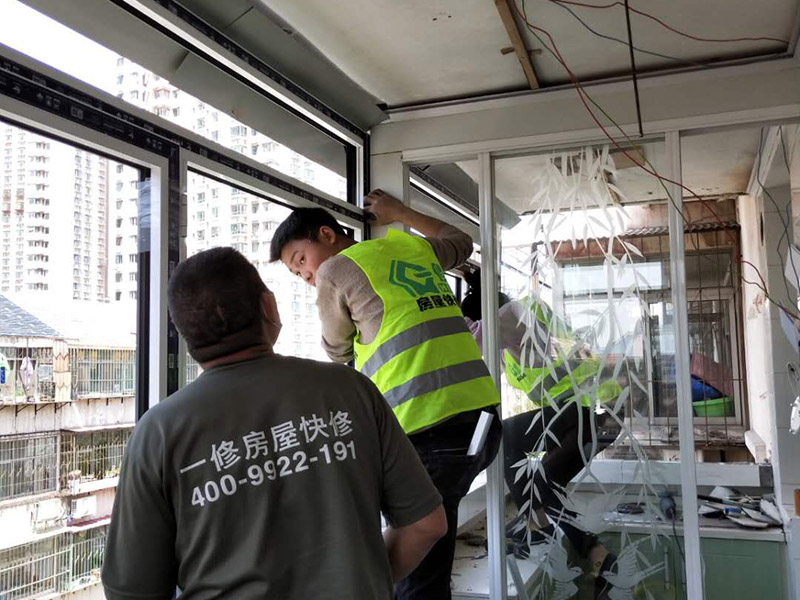 陽臺窗戶安裝：1、測尺寸，在使用鋁合bai金窗時，封陽臺前應準確du地測量陽臺封閉面的尺zhi寸，在施工現(xiàn)場外按尺寸加工dao制作窗戶框、玻璃，運抵施工現(xiàn)場。在安裝前，應檢驗窗戶尺寸與封陽臺的洞口尺寸是否一致。
2、固定支架，用固定片固定，窗戶安裝前應先清理陽臺洞口的基層，要求將窗戶緊靠墻體的基層材料清除，并在固定點打孔，預設(shè)膨脹螺栓或塑料脹銷，以便固定窗體。安裝窗戶時，應首先將窗戶穩(wěn)坐在洞口處，固定其位置，用螺絲加塑料脹銷固定。
3、檢查是否安正，窗框與窗戶洞口連接好后，應該檢查窗戶是否安裝正了。若窗戶安裝不正，使用一段時間后可能會出現(xiàn)窗戶越來越歪的情況。如果是常規(guī)的矩形窗戶，可以直接量窗戶的對角線(左下角和右上角、左上角和右下角)，兩根線長度需一致;如果是圓弧型窗戶，需要使用水平尺，尺上的氣泡在中間表明窗戶是正的;如果是傾斜的窗戶，則需要使用吊錘。
4、打發(fā)泡膠，窗戶調(diào)整完后，就需要打發(fā)泡膠，填充窗框與墻之間的縫隙。待發(fā)泡膠固化后(一般需要2-3小時，冬天需要的時間更長)，將多余的發(fā)泡膠切割掉。