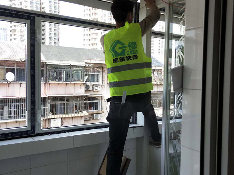 陽臺窗戶安裝：1、測尺寸，在使用鋁合bai金窗時，封陽臺前應準確du地測量陽臺封閉面的尺zhi寸，在施工現(xiàn)場外按尺寸加工dao制作窗戶框、玻璃，運抵施工現(xiàn)場。在安裝前，應檢驗窗戶尺寸與封陽臺的洞口尺寸是否一致。 2、固定支架，用固定片固定，窗戶安裝前應先清理陽臺洞口的基層，要求將窗戶緊靠墻體的基層材料清除，并在固定點打孔，預設(shè)膨脹螺栓或塑料脹銷，以便固定窗體。安裝窗戶時，應首先將窗戶穩(wěn)坐在洞口處，固定其位置，用螺絲加塑料脹銷固定。 3、檢查是否安正，窗框與窗戶洞口連接好后，應該檢查窗戶是否安裝正了。若窗戶安裝不正，使用一段時間后可能會出現(xiàn)窗戶越來越歪的情況。如果是常規(guī)的矩形窗戶，可以直接量窗戶的對角線(左下角和右上角、左上角和右下角)，兩根線長度需一致;如果是圓弧型窗戶，需要使用水平尺，尺上的氣泡在中間表明窗戶是正的;如果是傾斜的窗戶，則需要使用吊錘。 4、打發(fā)泡膠，窗戶調(diào)整完后，就需要打發(fā)泡膠，填充窗框與墻之間的縫隙。待發(fā)泡膠固化后(一般需要2-3小時，冬天需要的時間更長)，將多余的發(fā)泡膠切割掉。