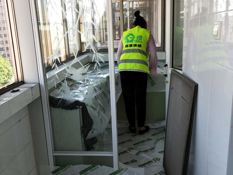 陽臺窗戶安裝：1、測尺寸，在使用鋁合bai金窗時，封陽臺前應準確du地測量陽臺封閉面的尺zhi寸，在施工現(xiàn)場外按尺寸加工dao制作窗戶框、玻璃，運抵施工現(xiàn)場。在安裝前，應檢驗窗戶尺寸與封陽臺的洞口尺寸是否一致。 2、固定支架，用固定片固定，窗戶安裝前應先清理陽臺洞口的基層，要求將窗戶緊靠墻體的基層材料清除，并在固定點打孔，預設(shè)膨脹螺栓或塑料脹銷，以便固定窗體。安裝窗戶時，應首先將窗戶穩(wěn)坐在洞口處，固定其位置，用螺絲加塑料脹銷固定。 3、檢查是否安正，窗框與窗戶洞口連接好后，應該檢查窗戶是否安裝正了。若窗戶安裝不正，使用一段時間后可能會出現(xiàn)窗戶越來越歪的情況。如果是常規(guī)的矩形窗戶，可以直接量窗戶的對角線(左下角和右上角、左上角和右下角)，兩根線長度需一致;如果是圓弧型窗戶，需要使用水平尺，尺上的氣泡在中間表明窗戶是正的;如果是傾斜的窗戶，則需要使用吊錘。 4、打發(fā)泡膠，窗戶調(diào)整完后，就需要打發(fā)泡膠，填充窗框與墻之間的縫隙。待發(fā)泡膠固化后(一般需要2-3小時，冬天需要的時間更長)，將多余的發(fā)泡膠切割掉。