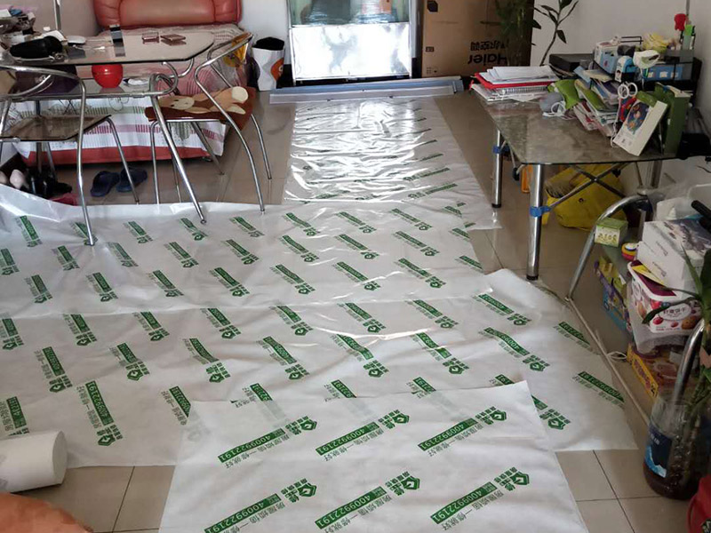 陽臺窗戶安裝：1、測尺寸，在使用鋁合bai金窗時，封陽臺前應準確du地測量陽臺封閉面的尺zhi寸，在施工現(xiàn)場外按尺寸加工dao制作窗戶框、玻璃，運抵施工現(xiàn)場。在安裝前，應檢驗窗戶尺寸與封陽臺的洞口尺寸是否一致。 2、固定支架，用固定片固定，窗戶安裝前應先清理陽臺洞口的基層，要求將窗戶緊靠墻體的基層材料清除，并在固定點打孔，預設(shè)膨脹螺栓或塑料脹銷，以便固定窗體。安裝窗戶時，應首先將窗戶穩(wěn)坐在洞口處，固定其位置，用螺絲加塑料脹銷固定。 3、檢查是否安正，窗框與窗戶洞口連接好后，應該檢查窗戶是否安裝正了。若窗戶安裝不正，使用一段時間后可能會出現(xiàn)窗戶越來越歪的情況。如果是常規(guī)的矩形窗戶，可以直接量窗戶的對角線(左下角和右上角、左上角和右下角)，兩根線長度需一致;如果是圓弧型窗戶，需要使用水平尺，尺上的氣泡在中間表明窗戶是正的;如果是傾斜的窗戶，則需要使用吊錘。 4、打發(fā)泡膠，窗戶調(diào)整完后，就需要打發(fā)泡膠，填充窗框與墻之間的縫隙。待發(fā)泡膠固化后(一般需要2-3小時，冬天需要的時間更長)，將多余的發(fā)泡膠切割掉。