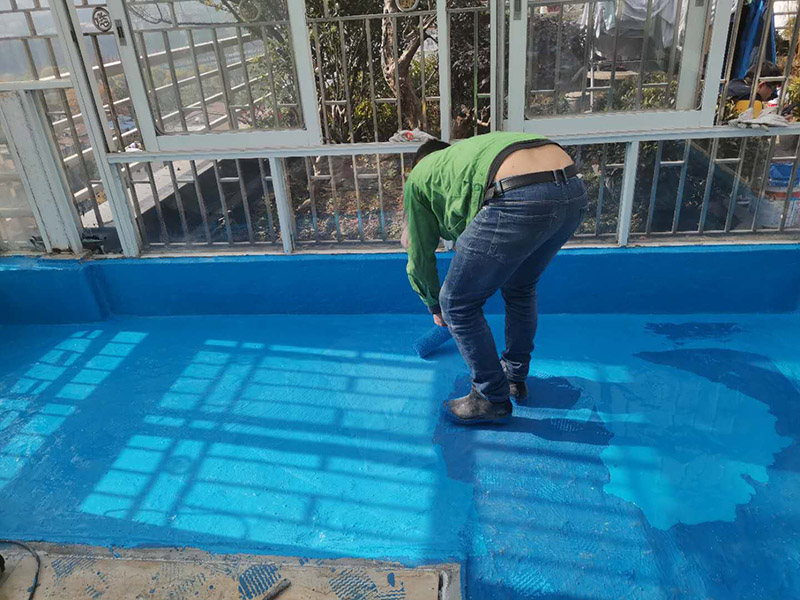 陽臺刷防水維修：開放式的陽臺在暴雨來臨時容易進水，為了防止雨水進入室內(nèi)，因此我們在陽臺裝修時，需要有一定坡度，保證水能順利流向排水孔，不會進入房間。在暴雨天氣下，如果雨量大于地漏的排水能力時，就會在陽臺地面出現(xiàn)大量積水，容易導(dǎo)致積水進入室內(nèi)，因此我們在選購陽臺地漏的時，最好選擇排水量大且順暢的地漏。通常陽臺的防水層都在外層，需要受到陽光暴曬、雨水侵蝕、嚴(yán)寒酷暑等自然天氣的考驗，如果沒有出色的性能和良好的保護措施，他的使用年限會大大縮短。因此，我們在選購防水材料時，需要選擇強度高、耐老化的防水涂料。