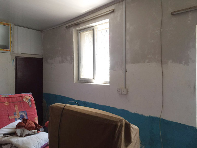 舊房墻面翻新裝修：在墻面翻新前，需要先將舊漆面鏟除干凈，之后在進行打磨，將墻面的浮沉雜物都清理干凈。如果墻面有凹凸不平的情況，要先用膩子修補，如果墻面出現(xiàn)空鼓的現(xiàn)象，也要將整面的墻皮進行鏟除，在做后續(xù)的處理?；鶎幼鐾旰螅枰獙⑹┕^(qū)域的家具物件移除，避免在翻新過程中，使家具受到損傷。在刮膩子之前，先用尺子檢測一下墻面的平整度，在施工時，對不平整的地方進行多次涂刮，修補好不平整的區(qū)域。一般膩子刮兩遍即可，每次膩子刮完后要進行打磨，可以讓墻面更加光滑。膩子干透后，再對墻面進行油漆涂刷，底漆要先刷，施工力度要均勻，這樣漆膜厚度也相對一致，然后開始面漆施工，一定要讓漆面自然干透。墻面翻新后都會有一些刺鼻的有害氣體，所以在施工完成后，要及時把窗戶打開通風(fēng)，讓室內(nèi)空氣流通，同時也可以加快墻面的干燥。