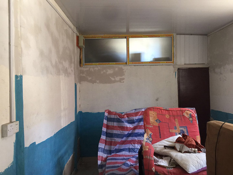 舊房墻面翻新裝修：在墻面翻新前，需要先將舊漆面鏟除干凈，之后在進行打磨，將墻面的浮沉雜物都清理干凈。如果墻面有凹凸不平的情況，要先用膩子修補，如果墻面出現(xiàn)空鼓的現(xiàn)象，也要將整面的墻皮進行鏟除，在做后續(xù)的處理。基層做完后，需要將施工區(qū)域的家具物件移除，避免在翻新過程中，使家具受到損傷。在刮膩子之前，先用尺子檢測一下墻面的平整度，在施工時，對不平整的地方進行多次涂刮，修補好不平整的區(qū)域。一般膩子刮兩遍即可，每次膩子刮完后要進行打磨，可以讓墻面更加光滑。膩子干透后，再對墻面進行油漆涂刷，底漆要先刷，施工力度要均勻，這樣漆膜厚度也相對一致，然后開始面漆施工，一定要讓漆面自然干透。墻面翻新后都會有一些刺鼻的有害氣體，所以在施工完成后，要及時把窗戶打開通風(fēng)，讓室內(nèi)空氣流通，同時也可以加快墻面的干燥。