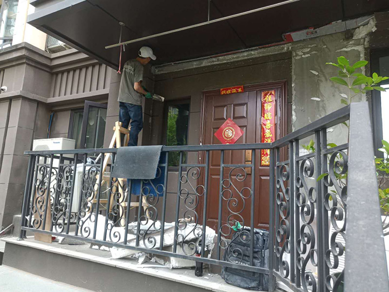 入戶門外墻翻新：1、一般來講，舊墻面由于使用時間長久，所以常常會出現(xiàn)開裂或破損的跡象，這時為了翻新效果更佳，一定要將舊墻面上的乳膠漆和膩子層刮除干凈，另外墻面的底漆一定要做好，否則后期容易出現(xiàn)發(fā)霉、變色等現(xiàn)象，同時若是舊墻過于光滑，還需打磨處理，以便于涂料和墻體的粘結(jié)。 2、在操作時，還需注意墻面的色差問題，若不是整屋施工，而只是部分墻面修補(bǔ)的話，更要注意避免產(chǎn)生色彩，所以在進(jìn)行舊墻翻新前，必須嚴(yán)謹(jǐn)選擇色調(diào)，并一次性準(zhǔn)備好足夠材料，這樣才能最大程度避免產(chǎn)生色差。 3、為了保證身心的健康，在質(zhì)料的選用上應(yīng)當(dāng)慎重一些，比方說可選擇目前較為潮流的環(huán)保涂料，它已經(jīng)成為很多家庭的普遍選擇，相信在未來的中國，環(huán)保涂料是家中裝修的必備物品，所以在進(jìn)行舊墻翻新時，建議選擇環(huán)保涂料，不僅能夠保障室內(nèi)的環(huán)保問題，同時還能保障家人的健康。