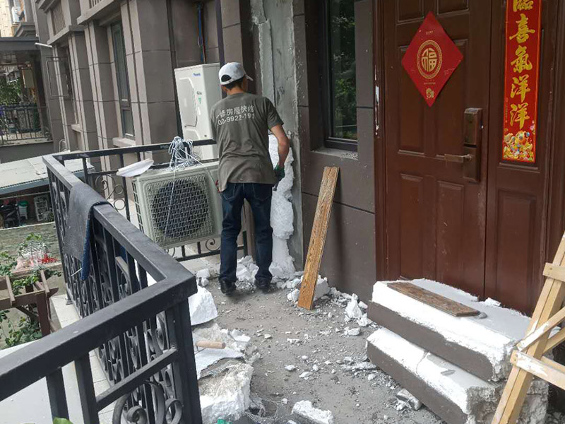 入戶門外墻翻新：1、一般來講，舊墻面由于使用時間長久，所以常常會出現(xiàn)開裂或破損的跡象，這時為了翻新效果更佳，一定要將舊墻面上的乳膠漆和膩子層刮除干凈，另外墻面的底漆一定要做好，否則后期容易出現(xiàn)發(fā)霉、變色等現(xiàn)象，同時若是舊墻過于光滑，還需打磨處理，以便于涂料和墻體的粘結(jié)。 2、在操作時，還需注意墻面的色差問題，若不是整屋施工，而只是部分墻面修補(bǔ)的話，更要注意避免產(chǎn)生色彩，所以在進(jìn)行舊墻翻新前，必須嚴(yán)謹(jǐn)選擇色調(diào)，并一次性準(zhǔn)備好足夠材料，這樣才能最大程度避免產(chǎn)生色差。 3、為了保證身心的健康，在質(zhì)料的選用上應(yīng)當(dāng)慎重一些，比方說可選擇目前較為潮流的環(huán)保涂料，它已經(jīng)成為很多家庭的普遍選擇，相信在未來的中國，環(huán)保涂料是家中裝修的必備物品，所以在進(jìn)行舊墻翻新時，建議選擇環(huán)保涂料，不僅能夠保障室內(nèi)的環(huán)保問題，同時還能保障家人的健康。