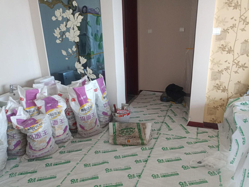 衛(wèi)生間改造裝修：既然是改造，肯定是對(duì)衛(wèi)生間的格局或是衛(wèi)浴設(shè)施、地磚、墻磚等地方不滿意，但在改造之前你需要將這些不滿意的地方進(jìn)行拆除，且拆除之后的垃圾也要及時(shí)清理，避免阻礙施工進(jìn)程。將不需要或是不滿意的地方進(jìn)行拆除后，留下的成品需要進(jìn)行施工保護(hù)，防止磕碰到，還可防止被上面的重物或是棱角碰壞。水電改造可謂是改造衛(wèi)生間的重點(diǎn)，衛(wèi)生間原有的水電路管線往往有許多不合理的布局，所以在改造過(guò)程中要對(duì)原有的水電路進(jìn)行徹查，看是否存在銹蝕、老化等情況，若有，則需要更換新的電路、水路，如果線路良好，且沒(méi)有多大的問(wèn)題，則只需要添加刪減線路就可以了。同時(shí)在改造的時(shí)候最好能做到以后維修和保養(yǎng)都比較方便，然后將其做好隱蔽處理。做好防水處理也是衛(wèi)生間改造的重要一步。因?yàn)樾l(wèi)生間的水、水蒸氣極其常見(jiàn)，防水做不好極易導(dǎo)致墻面潮濕、發(fā)霉，電路出現(xiàn)問(wèn)題等的情況。衛(wèi)生間墻面上要做大約30厘米的防水涂料，以防積水浸透墻面，且要保證涂刷厚度均勻，還需要處理好地面和墻面交界處的各類管件的涂刷。