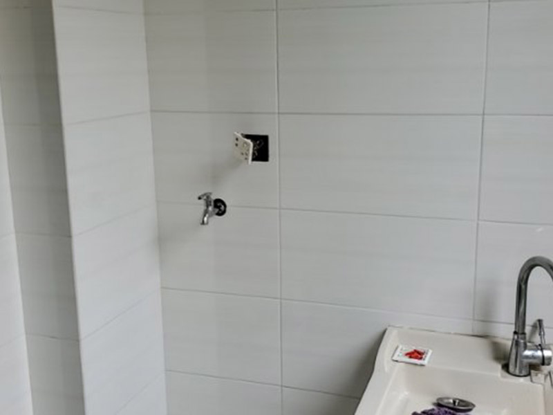 墻內(nèi)水管維修：首先，我們發(fā)現(xiàn)漏水，應(yīng)第一時(shí)間關(guān)掉自家的供水閥門，讓漏水帶來的影響盡可能的縮小。 然后我們需要找到水管漏水的地方，最常使用的方法是水管打壓法。此方法需要將冷熱水管用軟管連接在一起使冷熱水形成一個(gè)圈，總閥門關(guān)閉，所有出水口只留一個(gè)口接上試壓器，其余關(guān)閉，這時(shí)試壓器的指針讀數(shù)為0。 搖動(dòng)測(cè)壓桿至指針讀數(shù)到0.9-1.0之間，此時(shí)的水壓應(yīng)為正常水壓的3-6倍。然后需要等待一定時(shí)間，不同管材需要的時(shí)間不一樣，但最少也需要半個(gè)小時(shí)。此時(shí)查看壓力值，如果降幅不超過0.5個(gè)壓，就沒有漏水。如果有漏點(diǎn)，壓力就會(huì)下降較多。 找到了漏水點(diǎn)，我們就要對(duì)漏水的管道進(jìn)行維修或更換。首先要鑿開對(duì)應(yīng)墻面，此過程中要注意對(duì)地板家居的保護(hù)。然后清理干凈管道上的殘?jiān)?，進(jìn)行換新，連接好后要用防水膠對(duì)管道進(jìn)行防水處理。