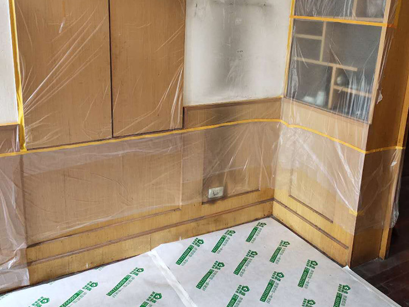 家具成品保護：1、做好入戶門保護 　　各類裝修物料的進場、建筑裝修的清理都必須經(jīng)過入戶門。在對物品進行搬運時，難免會與入戶門發(fā)生磕碰及摩擦。因此，在進行成品保護時，我們首先要做好入戶門的保護。 　　建議，在裝修開工前知道家具家電進場，都應(yīng)當(dāng)使用成品保護膜將入戶門進行包裹。 　　2、做好水電改造期間的成品保護 　　水電改造是基礎(chǔ)裝修，水電裝修的質(zhì)量好壞，直接決定著后期的施工和使用。因此，在進行水電改造時，同樣需要做好成品保護工作。水電改造完成后，應(yīng)當(dāng)對各種管線進行規(guī)范的固定，以防脫落;對裸露的線頭要進行包裹，以防發(fā)生觸電的危險;做好地面裸線管的固定和保護，防止被踩壞。同時，在搬運物料時，也不要破壞地面鋪設(shè)的管線。 　　3、做好瓷磚、地板的鋪貼保護 　　進行裝修施工時，磁環(huán)邊鋪邊勾縫，在崗鋪設(shè)的瓷磚、地板上堆放雜物、走動踩踏，地板沒有使用成品保護膜覆蓋等都會影響瓷磚及地板的鋪貼效果，使瓷磚出現(xiàn)施工質(zhì)量問題。