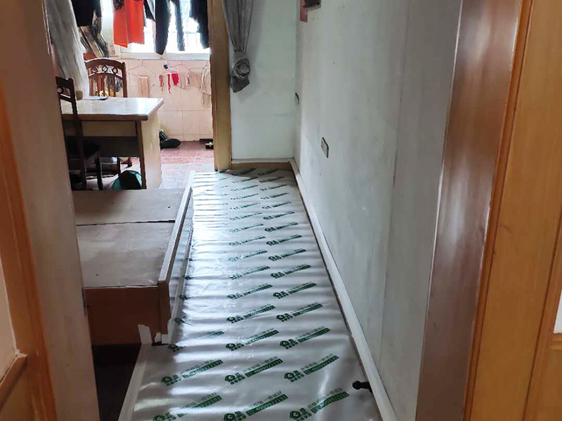 家具成品保護：1、做好入戶門保護 　　各類裝修物料的進場、建筑裝修的清理都必須經(jīng)過入戶門。在對物品進行搬運時，難免會與入戶門發(fā)生磕碰及摩擦。因此，在進行成品保護時，我們首先要做好入戶門的保護。 　　建議，在裝修開工前知道家具家電進場，都應(yīng)當(dāng)使用成品保護膜將入戶門進行包裹。 　　2、做好水電改造期間的成品保護 　　水電改造是基礎(chǔ)裝修，水電裝修的質(zhì)量好壞，直接決定著后期的施工和使用。因此，在進行水電改造時，同樣需要做好成品保護工作。水電改造完成后，應(yīng)當(dāng)對各種管線進行規(guī)范的固定，以防脫落;對裸露的線頭要進行包裹，以防發(fā)生觸電的危險;做好地面裸線管的固定和保護，防止被踩壞。同時，在搬運物料時，也不要破壞地面鋪設(shè)的管線。 　　3、做好瓷磚、地板的鋪貼保護 　　進行裝修施工時，磁環(huán)邊鋪邊勾縫，在崗鋪設(shè)的瓷磚、地板上堆放雜物、走動踩踏，地板沒有使用成品保護膜覆蓋等都會影響瓷磚及地板的鋪貼效果，使瓷磚出現(xiàn)施工質(zhì)量問題。