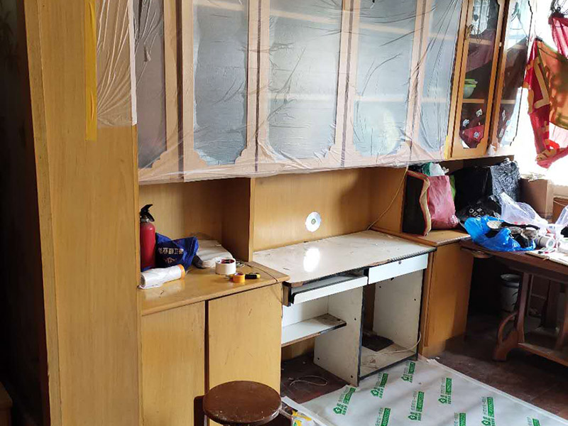 家具成品保護：1、做好入戶門保護 　　各類裝修物料的進場、建筑裝修的清理都必須經(jīng)過入戶門。在對物品進行搬運時，難免會與入戶門發(fā)生磕碰及摩擦。因此，在進行成品保護時，我們首先要做好入戶門的保護。 　　建議，在裝修開工前知道家具家電進場，都應(yīng)當(dāng)使用成品保護膜將入戶門進行包裹。 　　2、做好水電改造期間的成品保護 　　水電改造是基礎(chǔ)裝修，水電裝修的質(zhì)量好壞，直接決定著后期的施工和使用。因此，在進行水電改造時，同樣需要做好成品保護工作。水電改造完成后，應(yīng)當(dāng)對各種管線進行規(guī)范的固定，以防脫落;對裸露的線頭要進行包裹，以防發(fā)生觸電的危險;做好地面裸線管的固定和保護，防止被踩壞。同時，在搬運物料時，也不要破壞地面鋪設(shè)的管線。 　　3、做好瓷磚、地板的鋪貼保護 　　進行裝修施工時，磁環(huán)邊鋪邊勾縫，在崗鋪設(shè)的瓷磚、地板上堆放雜物、走動踩踏，地板沒有使用成品保護膜覆蓋等都會影響瓷磚及地板的鋪貼效果，使瓷磚出現(xiàn)施工質(zhì)量問題。