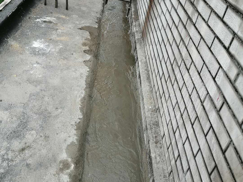 露臺(tái)防水維修：陽臺(tái)防水層由于暴露在大自然中，受到炎熱日光的暴曬，狂風(fēng)的吹襲，雨雪的侵蝕，嚴(yán)寒酷暑的溫度折磨，沒有優(yōu)良的性能和良好的保護(hù)措施，難以達(dá)到要求的耐久年限。所以應(yīng)選擇抗拉強(qiáng)度高、延伸率大、耐老化好的防水材料。 在大雨天和臺(tái)風(fēng)時(shí)，當(dāng)雨量大于地漏的排水能力時(shí)，就有可能陽臺(tái)地面形成積水，當(dāng)水量太大時(shí)，就有可能漫過推拉門的防水框從而進(jìn)入室內(nèi)。因此，在選擇陽臺(tái)地漏的時(shí)候，較好選擇排水量較大，排水順暢的地漏。 未封閉的陽臺(tái)遇到暴雨會(huì)大量進(jìn)水，為避免雨水泛入室內(nèi)，所以地面裝修時(shí)要考慮水平傾斜度，保證水能流向排水孔，不能讓水對(duì)著房間流。陽臺(tái)地面應(yīng)低于室內(nèi)樓層地面30&mdash;&mdash;60毫米，向排水方向作平緩斜坡，外緣設(shè)擋水邊坎，將水導(dǎo)入雨水管排出。