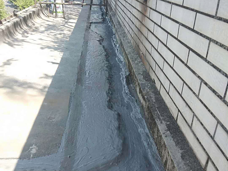 露臺(tái)防水維修：陽臺(tái)防水層由于暴露在大自然中，受到炎熱日光的暴曬，狂風(fēng)的吹襲，雨雪的侵蝕，嚴(yán)寒酷暑的溫度折磨，沒有優(yōu)良的性能和良好的保護(hù)措施，難以達(dá)到要求的耐久年限。所以應(yīng)選擇抗拉強(qiáng)度高、延伸率大、耐老化好的防水材料。 在大雨天和臺(tái)風(fēng)時(shí)，當(dāng)雨量大于地漏的排水能力時(shí)，就有可能陽臺(tái)地面形成積水，當(dāng)水量太大時(shí)，就有可能漫過推拉門的防水框從而進(jìn)入室內(nèi)。因此，在選擇陽臺(tái)地漏的時(shí)候，較好選擇排水量較大，排水順暢的地漏。 未封閉的陽臺(tái)遇到暴雨會(huì)大量進(jìn)水，為避免雨水泛入室內(nèi)，所以地面裝修時(shí)要考慮水平傾斜度，保證水能流向排水孔，不能讓水對(duì)著房間流。陽臺(tái)地面應(yīng)低于室內(nèi)樓層地面30&mdash;&mdash;60毫米，向排水方向作平緩斜坡，外緣設(shè)擋水邊坎，將水導(dǎo)入雨水管排出。