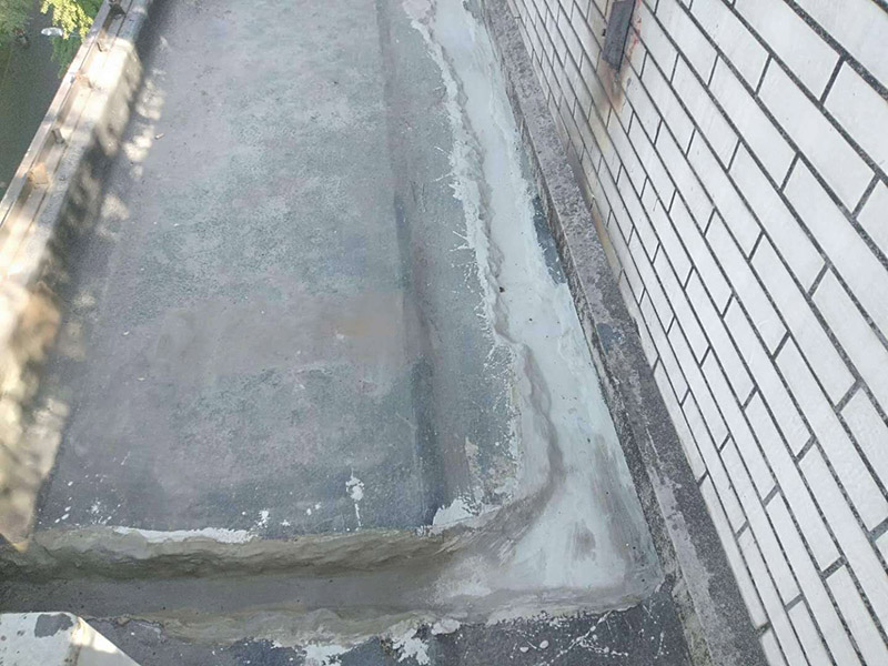 露臺(tái)防水維修：陽臺(tái)防水層由于暴露在大自然中，受到炎熱日光的暴曬，狂風(fēng)的吹襲，雨雪的侵蝕，嚴(yán)寒酷暑的溫度折磨，沒有優(yōu)良的性能和良好的保護(hù)措施，難以達(dá)到要求的耐久年限。所以應(yīng)選擇抗拉強(qiáng)度高、延伸率大、耐老化好的防水材料。 在大雨天和臺(tái)風(fēng)時(shí)，當(dāng)雨量大于地漏的排水能力時(shí)，就有可能陽臺(tái)地面形成積水，當(dāng)水量太大時(shí)，就有可能漫過推拉門的防水框從而進(jìn)入室內(nèi)。因此，在選擇陽臺(tái)地漏的時(shí)候，較好選擇排水量較大，排水順暢的地漏。 未封閉的陽臺(tái)遇到暴雨會(huì)大量進(jìn)水，為避免雨水泛入室內(nèi)，所以地面裝修時(shí)要考慮水平傾斜度，保證水能流向排水孔，不能讓水對(duì)著房間流。陽臺(tái)地面應(yīng)低于室內(nèi)樓層地面30&mdash;&mdash;60毫米，向排水方向作平緩斜坡，外緣設(shè)擋水邊坎，將水導(dǎo)入雨水管排出。