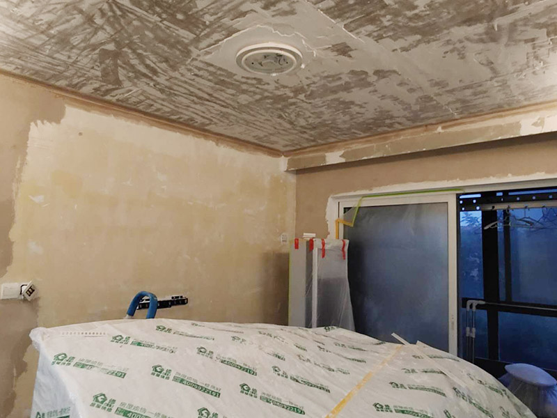 墻面改造翻新：在舊墻面上重新刷乳膠漆之前，一般先要對舊墻上的油污、浮灰、空鼓或裂紋等做處理，清除浮灰，鏟除起砂翹皮等部位，對油污的部位，應(yīng)先將原有涂層鏟除，不能鏟除應(yīng)徹底清洗干凈，墻面清理完畢，在用膩?zhàn)优蝺傻馈?盡量用較細(xì)的砂紙，通常質(zhì)地較松軟的膩?zhàn)佑?00-500號的砂紙，質(zhì)地較硬的用360-400號為佳，假如砂紙?zhí)值脑挄粝潞苌畹纳昂?，刷漆是掩蓋不掉的。打磨結(jié)束必定。上完底漆后，可以明顯看到膩?zhàn)哟蚰ネ戤吅筮€留有一些坑眼，這時候就需要修補(bǔ)了，修補(bǔ)時一定要打磨平整，再用稍微多加一點(diǎn)水的底漆刷一遍，以免刷面漆的時候因?yàn)榕c其它墻面吃水量不同而有色差。上面漆時要選擇好的滾筒，注意滾筒的毛不要太短，但一定要細(xì)，漆不要加過量的水，過量的水會影響漆膜厚度、手感和硬度。涂刷的時候要注意墻角、每滾中間接茬部分和收漆方向，確保刷出來的漆膜手感細(xì)膩。 乳膠漆涂刷完以后4個小時就會干燥，但干燥的漆膜還沒有達(dá)到必定的硬度，這就要護(hù)理，很簡單，7-10天以內(nèi)不要有擦拭或任何觸摸墻面的行為即可。