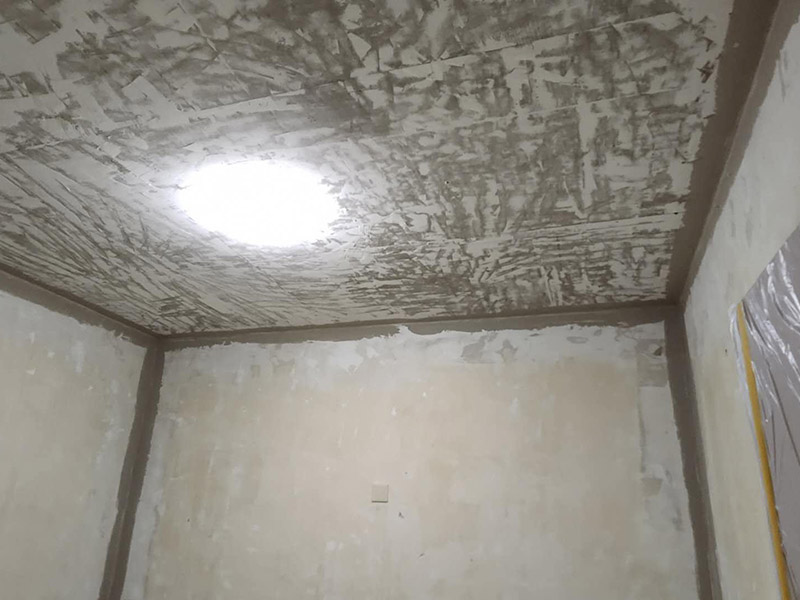 墻面改造翻新：在舊墻面上重新刷乳膠漆之前，一般先要對舊墻上的油污、浮灰、空鼓或裂紋等做處理，清除浮灰，鏟除起砂翹皮等部位，對油污的部位，應(yīng)先將原有涂層鏟除，不能鏟除應(yīng)徹底清洗干凈，墻面清理完畢，在用膩?zhàn)优蝺傻馈?盡量用較細(xì)的砂紙，通常質(zhì)地較松軟的膩?zhàn)佑?00-500號的砂紙，質(zhì)地較硬的用360-400號為佳，假如砂紙?zhí)值脑挄粝潞苌畹纳昂郏⑵崾茄谏w不掉的。打磨結(jié)束必定。上完底漆后，可以明顯看到膩?zhàn)哟蚰ネ戤吅筮€留有一些坑眼，這時候就需要修補(bǔ)了，修補(bǔ)時一定要打磨平整，再用稍微多加一點(diǎn)水的底漆刷一遍，以免刷面漆的時候因?yàn)榕c其它墻面吃水量不同而有色差。上面漆時要選擇好的滾筒，注意滾筒的毛不要太短，但一定要細(xì)，漆不要加過量的水，過量的水會影響漆膜厚度、手感和硬度。涂刷的時候要注意墻角、每滾中間接茬部分和收漆方向，確保刷出來的漆膜手感細(xì)膩。 乳膠漆涂刷完以后4個小時就會干燥，但干燥的漆膜還沒有達(dá)到必定的硬度，這就要護(hù)理，很簡單，7-10天以內(nèi)不要有擦拭或任何觸摸墻面的行為即可。